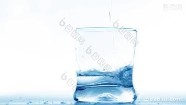 在白色背景上向玻璃杯中加<strong>水</strong>